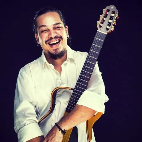 Adriano Arcanjo e banda Official 80 fazem show no festival gastronômico “Comida no Espeto”